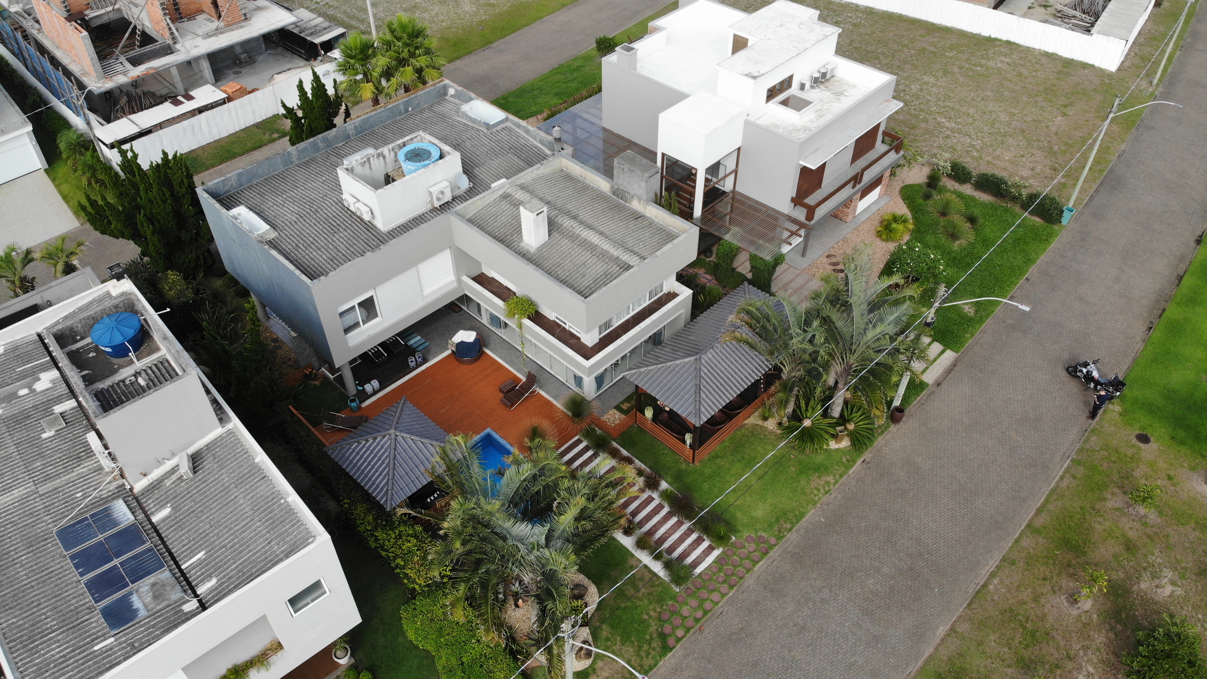 UMA CASA DE ALVENARIA COM APROXIMADAMENTE 340,10M² CONSTRUÍDA SOBRE O LOTE F6 DA QUADRA F, DO CONDOMÍNIO HORIZONTAL OCEAN SIDE, TORRES/RS, localizado em Torres - RS