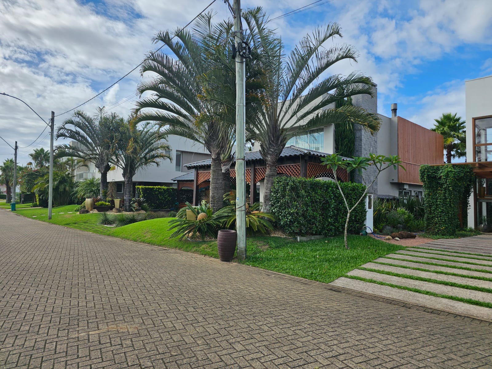 UMA CASA DE ALVENARIA COM APROXIMADAMENTE 340,10M² CONSTRUÍDA SOBRE O LOTE F6 DA QUADRA F, DO CONDOMÍNIO HORIZONTAL OCEAN SIDE, TORRES/RS, localizado em Torres - RS