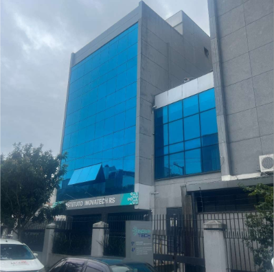 UM TERRENO URBANO, COM UM PRÉDIO COMERCIAL DE SETE PAVIMENTOS, LOCALIZADO NA RUA DOUTOR GASTAO RHODES, N° 448, PORTO ALEGRE/RS.