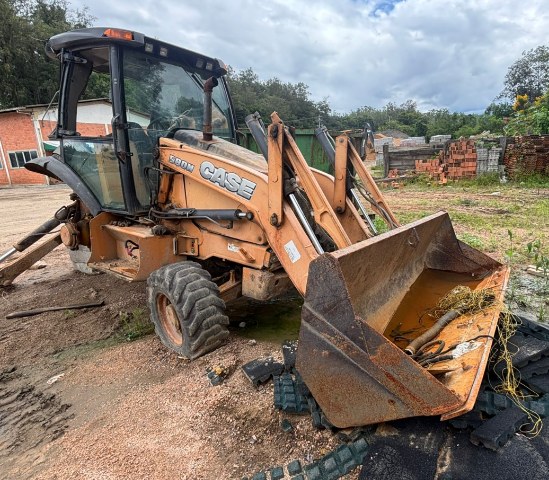 LOTE 006 - RETROESCAVADEIRA CASE 580N
